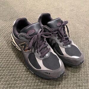 Used Men’s New Balance 2002R size 10